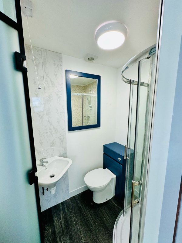 Room 6 - King Size Ensuite - 2nd Floor - Image 5
